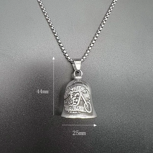 Détail du pendentif cloche gardienne avec relief moto, mesurant 44mm par 25mm de large
