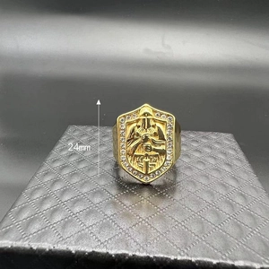 Dettaglio dell'anello scudo templare dorato con strass incastonati, altezza 24 mm