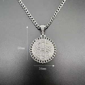 Détail macro du pendentif dollar avec strass de 50mm et grosse chaîne cubaine