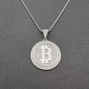 Dettaglio del ciondolo bitcoin argento con pietre di zircone bianco e catena a perle
