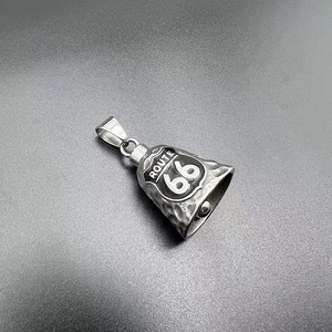 Nahaufnahme des Route 66 Logos und der Hammerschlag-Textur auf der Biker-Glocke aus Edelstahl