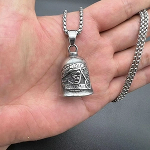 Gros plan du pendentif cloche punk en acier vintage avec crâne et gravure Live to Ride