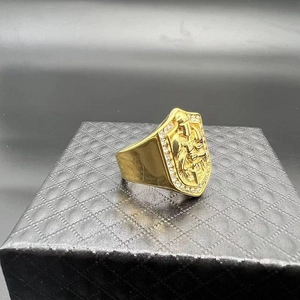 Dettaglio dell'anello scudo templare dorato con cavaliere a rilievo e cristalli bianchi