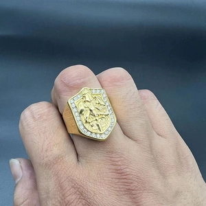 Anello scudo hip hop dorato da uomo con rilievo di cavaliere e cristalli scintillanti