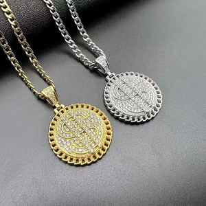 Détail du pendentif signe dollar hip hop avec strass brillants sur chaîne cubaine