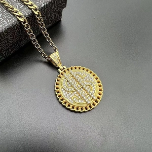 Gros plan sur un collier hip-hop plaqué or avec pendentif dollar serti sur un écrin à bijoux