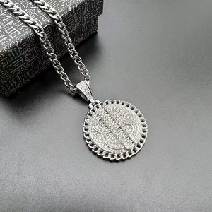Gros plan du pendentif dollar hip-hop avec strass brillants sur une chaîne cubaine argent