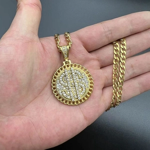 Détail du collier chaîne cubaine hip-hop doré avec pendentif signe dollar et strass