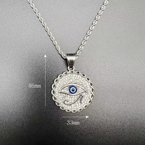 Detail von Silber Horusauge Anhänger mit blauem Stein und weißen Kristallen an Seilkette
