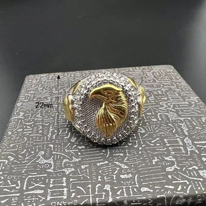 Dettaglio dell'anello testa d'aquila dorata da 22 mm con strass scintillanti, vista a 45 gradi