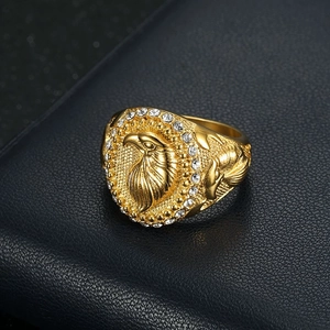Anello hip hop da uomo a testa di aquila dorata con strass lucidi e incisioni laterali