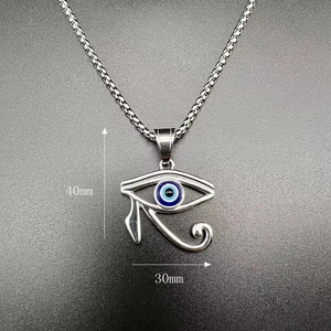 Detailansicht des Horusauge-Anhängers 40x30mm mit blauem Auge auf einer quadratischen Kette