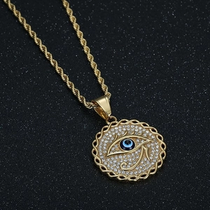 Vergoldeter Horusauge-Anhänger im Hip-Hop-Stil mit blauen Strasssteinen an Kette