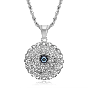 Silberne Horusauge Halskette mit blauen Steinen und Kristallen auf weißem Grund