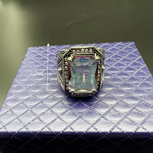 Dettaglio anello punk retrò con gemma colorata e misurazione dell'altezza di 22mm