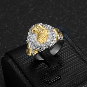 Anello hip hop da uomo con testa d'aquila bicolore oro e argento con strass lucidi