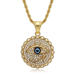 Detail von vergoldetem Auge des Horus Anhänger mit blauen Kristallen und Kette