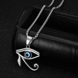 Makroaufnahme von Silber Horusauge Anhänger mit blauem Auge an einer Box-Kette