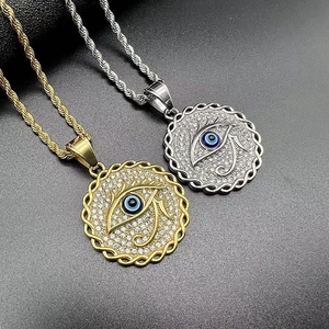 Detail von Hip-Hop Horus-Auge Anhängern in Gold und Silber mit Pave-Besatz Steinen