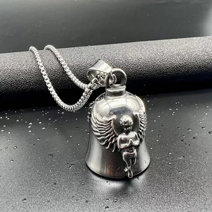 Gros plan détaillé du pendentif cloche ange en acier titane rétro avec sa chaîne carrée
