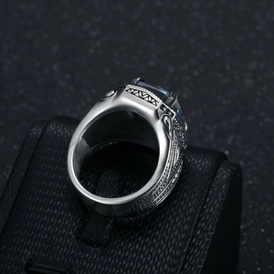 Anello da uomo vintage punk in acciaio inossidabile con gemma arcobaleno e incisioni