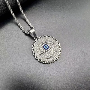 Nahaufnahme vom silbernen Horusauge-Anhänger mit blauem Kristall und Strasssteinen