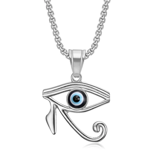 Detailansicht der Horusauge-Halskette mit blauer Perle aus poliertem Edelstahl