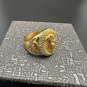 Dettaglio dell'anello con aquila dorata e strass con rilievo metallico inciso