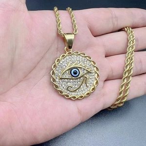 Makroaufnahme des Horusauge-Anhängers mit blauen Zirkonia und goldener Kordelkette