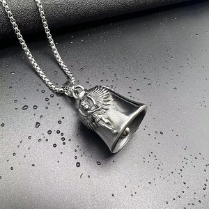 Détail d'un pendentif cloche en acier titane avec ailes d'ange et finitions rétro