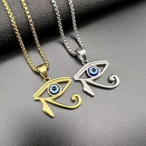 Nahaufnahme der Horusauge-Anhänger in Gold und Silber mit blauem Auge auf schwarzem Grund