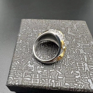Dettaglio anello hip hop aquila con rilievi dorati e strass incastonati a mano