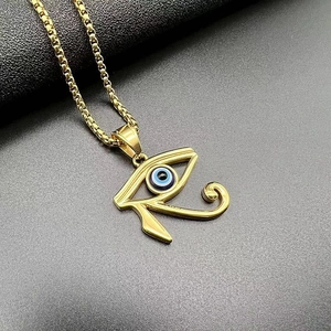 Nahaufnahme des vergoldeten Horus-Auge-Anhängers mit türkischem blauem Augen-Detail