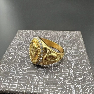 Dettaglio dell'anello d'oro con ritratto a rilievo e bordi decorati con strass
