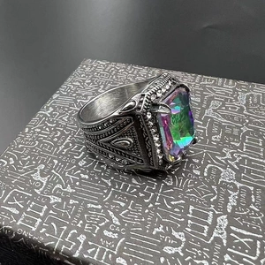 Anello punk vintage da uomo in acciaio al titanio lucido con gemma quadrata iridescente