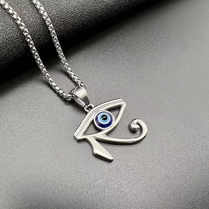Detailaufnahme des Horus-Auge-Anhängers mit blauem Auge an einer silbernen Stahlkette