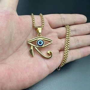 Detailansicht des Horusauge-Anhängers mit blauer Evil Eye Perle an goldener Halskette