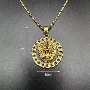 Detailansicht der Maße 53mm x 40mm für den goldfarbenen Löwenkopf-Anhänger mit Kristallen