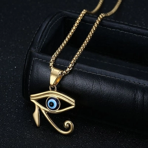 Goldene Edelstahlkette mit Horusauge-Anhänger und blauem Auge auf schwarzem Leder