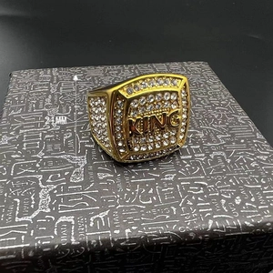 Détail macro d'une bague KING dorée avec strass affichant une largeur de face de 21mm