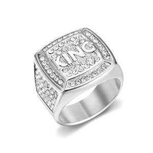 Détail de la bague chevalière KING argentée avec strass scintillants et forme carrée