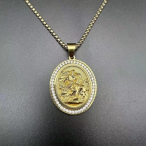 Vue détaillée du pendentif religieux doré avec sertissage de zircons et micro-pavage