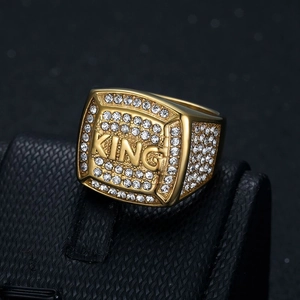 Bague Hip Hop Homme Lettre KING en Acier Titane Avec Strass Iced Out Plaque Or Sous Vide Bijoux Anneau Carre