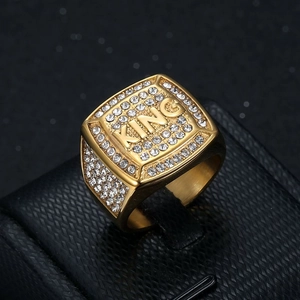 Bague hip hop en acier doré avec gravure KING et zircons blancs étincelants