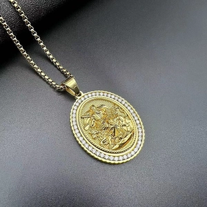 Collier avec pendentif religieux doré, serti de zircons et chaîne à mailles carrées