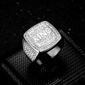 Vue détaillée d'une bague hip-hop argentée avec l'inscription KING et zircons brillants