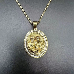 Detail von vergoldetem Jesus-Anhänger mit religiösem Relief und Zirkonia-Verzierung