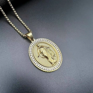 Collier avec pendentif Jésus religieux en finition dorée et pierres en zircone
