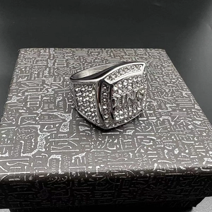 Détail macro de la bague hip hop argentée avec strass clairs et gravure latérale KING