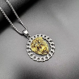 Detailaufnahme eines goldenen Löwenkopf-Anhängers mit glitzernden Strasssteinen und Kanten